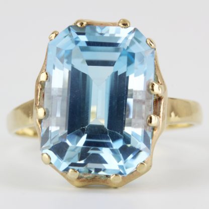 Vintage 10K Yellow Gold Emerald-Cut Sky Blue Topaz Anniversary Birthstone Ring - Image 2