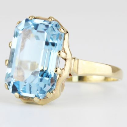 Vintage 10K Yellow Gold Emerald-Cut Sky Blue Topaz Anniversary Birthstone Ring - Image 3