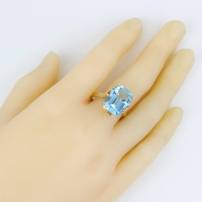 Vintage 10K Yellow Gold Emerald-Cut Sky Blue Topaz Anniversary Birthstone Ring - Image 7