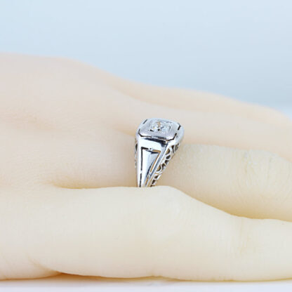 18k White Gold Diamond Solitaire Filigree Band Ring - Image 5