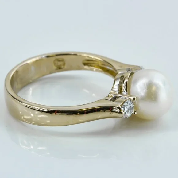 18k Yellow Gold Pearl and CZ Cubic Zirconia Gemstone Anniversary / Cocktail Ring - Image 3