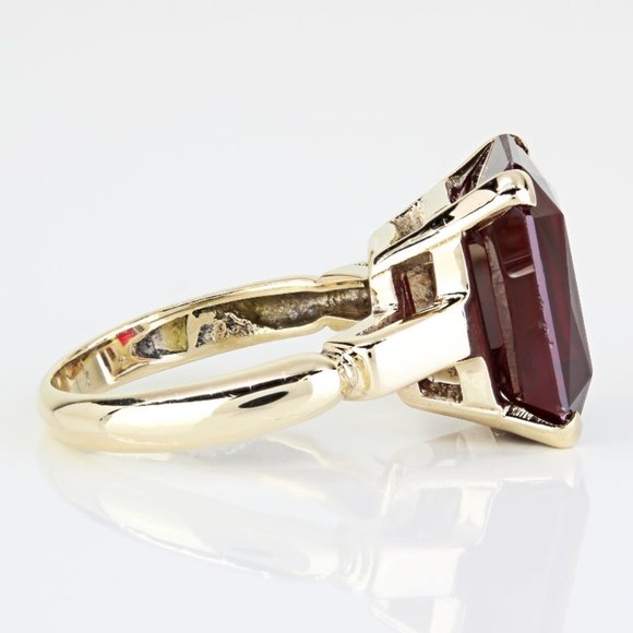 10K Yellow Gold Emerald-Cut Garnet Solitaire Ring - Image 3