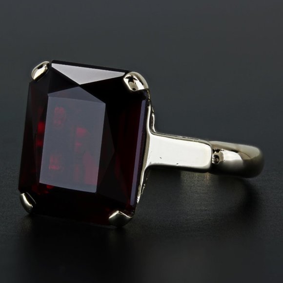 10K Yellow Gold Emerald-Cut Garnet Solitaire Ring - Image 5