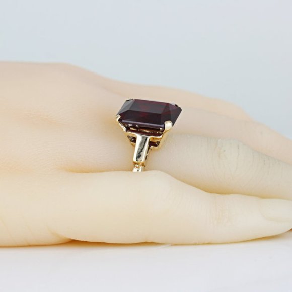 10K Yellow Gold Emerald-Cut Garnet Solitaire Ring - Image 6