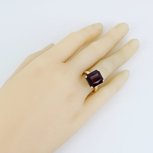 10K Yellow Gold Emerald-Cut Garnet Solitaire Ring - Image 7