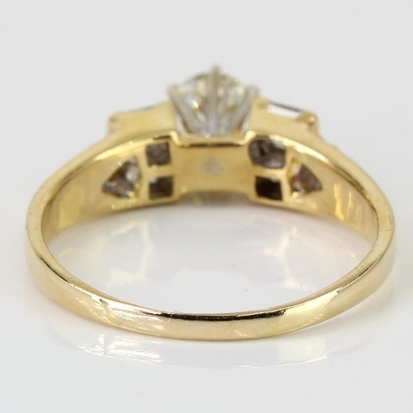 18k Gold Baguette Diamond Ring - Image 4